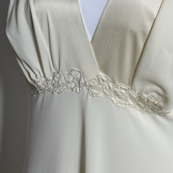 Vtg Vanity Fair Ivory Nylon Nightgown Satin Trim Long Full Sweep Lingerie Sz 36 - Picture 3 of 11